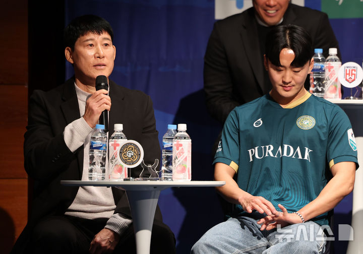 [서울=뉴시스] 홍효식 기자 = 지난해 2월19일 서울 마포구 누리꿈스퀘어에서 열린 K리그2 2025 개막 미디어데이에서 김포FC 고정운 감독이 각오를 밝히고 있다. 2025.02.19. yesphoto@newsis.com
