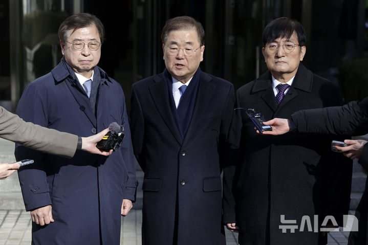 [서울=뉴시스] 최동준 기자 = 정의용(가운데) 전 국가안보실장, 노영민(오른쪽) 전 대통령 비서실장, 서훈 전 국가정보원장이 19일 서울 서초구 서울중앙지방법원에서 열린 탈북 어민 강제북송 사건에 대해 징역형 선고 유예 선고를 받은 뒤 입장을 밝히고 있다. 2025.02.19. photocdj@newsis.com