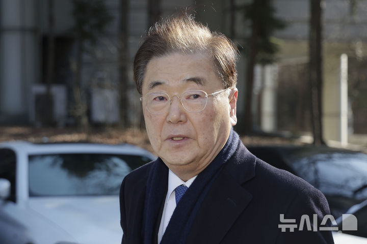 [서울=뉴시스] 최동준 기자 = 정의용 전 국가안보실장이 19일 서울 서초구 서울중앙지방법원에서 열린 탈북 어민 강제북송 사건에 대해 징역형 선고 유예 선고를 받은 뒤 법원을 나서고 있다. 2025.02.19. photocdj@newsis.com