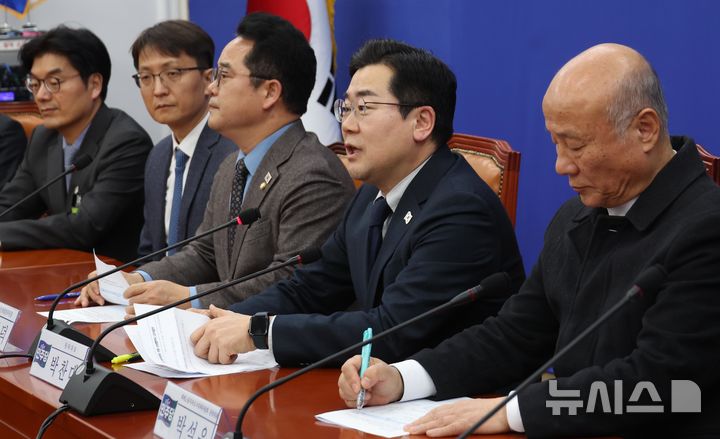 [서울=뉴시스] 조성봉 기자 = 박찬대 더불어민주당 원내대표 19일 오후 서울 여의도 국회에서 열린 쿠팡-소상공인·민생단체 상생협약 체결 및 배달앱 사회적대화기구 출범식에서 발언을 하고 있다. 2025.02.19. suncho21@newsis.com