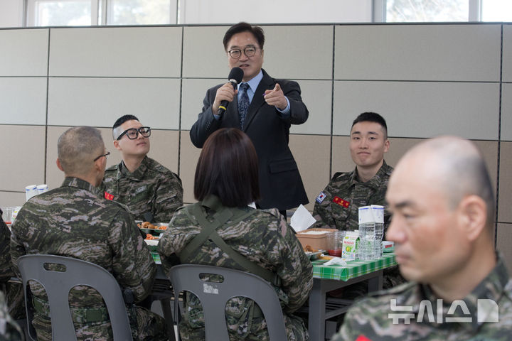 [포항=뉴시스] 국회사진기자단 = 우원식 국회의장이 19일 경북 포항시 해병대 제1사단 본부에서 점심 배식을 받고 발언하고 있다. 2025.02.19. photo@newsis.com