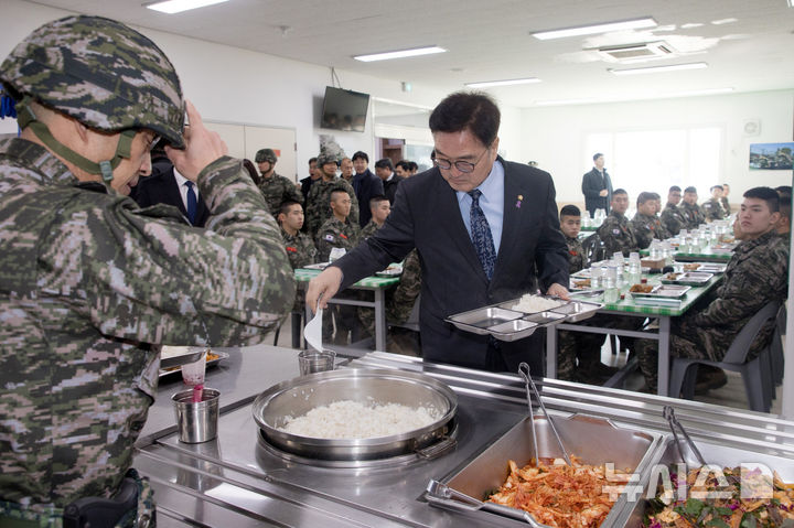 [포항=뉴시스] 국회사진기자단 = 우원식 국회의장이 19일 경북 포항시 해병대 제1사단 본부에 방문해 점심 배식을 받고 있다. 2025.02.19. photo@newsis.com