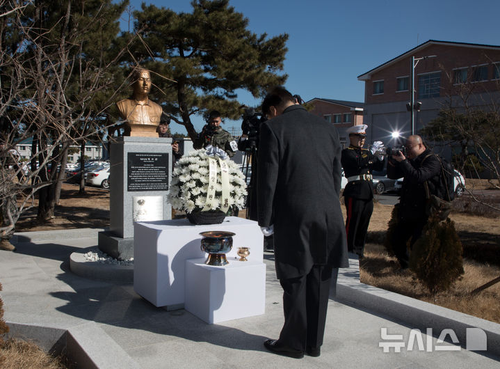 [포항=뉴시스] 국회사진기자단 = 우원식 국회의장이 19일 경북 포항시 해병대 제1사단 본부에 방문해 고 채수근 상병 흉상에 추모 및 헌화하고 있다. 2025.02.19. photo@newsis.com