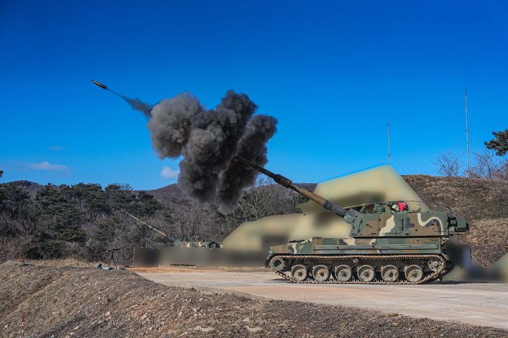 [서울=뉴시스] 서북도서방위사령부 (이하 서방사) 예하 해병대 제6여단과 연평부대는 19일 백령도와 연평도에서 K-9 자주포가 참가한 가운데 1분기 해상사격훈련을 실시하였다. (사진=합참 제공) 2025.02.19. photo@newsis.com *재판매 및 DB 금지