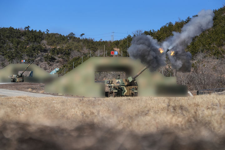 [서울=뉴시스] 서북도서방위사령부 (이하 서방사) 예하 해병대 제6여단과 연평부대는 19일 백령도와 연평도에서 K-9 자주포가 참가한 가운데 1분기 해상사격훈련을 실시하였다. (사진=합참 제공) 2025.02.19. photo@newsis.com *재판매 및 DB 금지