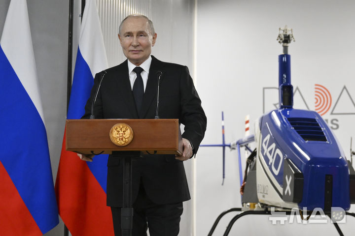 [상트페테르부르크=AP/뉴시스] 블라디미르 푸틴 러시아 대통령이 19일(현지 시간) 러시아 상트페테르부르크의 드론 제조 업체를 방문한 뒤 연설하고 있다. 2025.02.20.