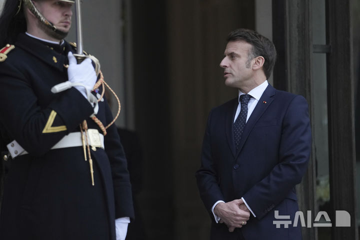 [파리=AP/뉴시스] 에마뉘엘 마크롱 프랑스 대통령이 19일(현지 시간) 파리 엘리제궁에서 일리 볼로잔 루마니아 대통령 권한대행을 영접하기 위해 기다리고 있다. 2025.02.20.