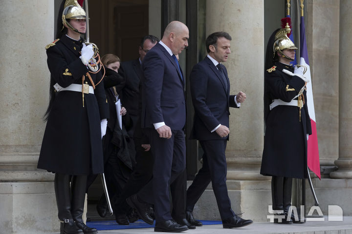 [파리=AP/뉴시스] 에마뉘엘 마크롱 프랑스 대통령(오른쪽)이 19일(현지 시간) 유럽 안보를 위한 2차 긴급 정상회의에 앞서 일리 볼로잔 루마니아 대통령 권한대행과 파리 엘리제궁을 나서고 있다. 도널드 트럼프 미국 대통령의 '유럽 패싱'에 대응하기 위한 두 번째 유럽 긴급 정상회의가 이날 프랑스 주도로 열렸다. 2025.02.20.