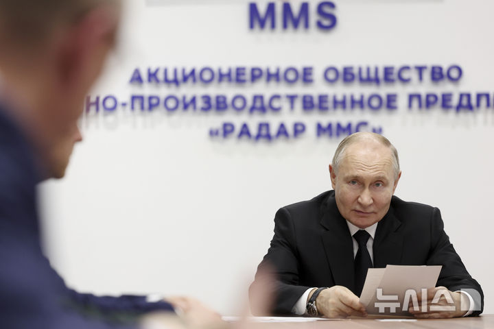 [상트페테르부르크=AP/뉴시스] 블라디미르 푸틴(왼쪽 두 번째) 러시아 대통령이 19일(현지 시간) 러시아 상트페테르부르크에 있는 ‘레이더 MMS’ 연구·생산 현장을 방문해 임직원들에게 발언하고 있다. 2025.02.28.