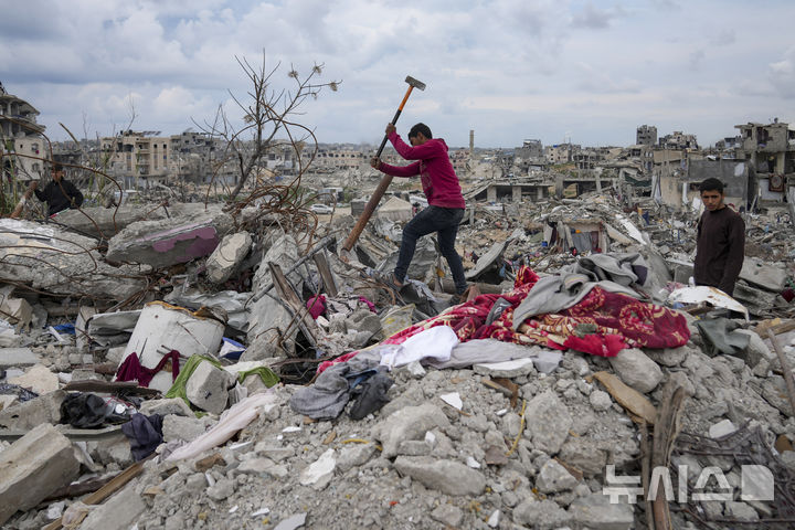 [자발리아=AP/뉴시스] 지난 19일(현지 시간) 가자지구 북부 자발리아에서 팔레스타인 주민들이 이스라엘의 공습과 지상 작전 당시 파괴된 집 잔해를 파헤치고 있다. 2025.02.21.