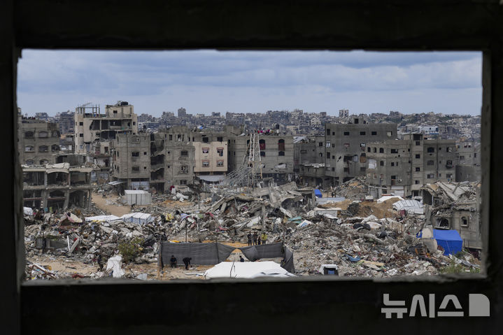 [자발리아(가자지구)=AP/뉴시스]19일(현지 시간) 가자지구 북부 자발리아에서 한 건물 창틀 사이로 이스라엘의 공습과 지상 작전 당시 파괴된 건물 잔해가 보이고 있다. 압델 파타 알시시 이집트 대통령이 20일 사우디아라비아 리야드를 방문, 가자지구 재건을 위해 최대 200억 달러(2조8788억원)를 아랍 국가들이 투입한다는 계획을 논의할 예정이라고 이집트 보안 소식통이 말했다고 AFP 통신이 보도했다. 2025.02.20.