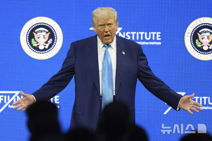 [워싱턴=AP/뉴시스]도널드 트럼프 미국 대통령이 19일(현지 시간) 플로리다주 마이애미에서 열린 미래투자이니셔티브(FII) 연구소 행사에 참석해 연설하고 있다. 2025.02.20.