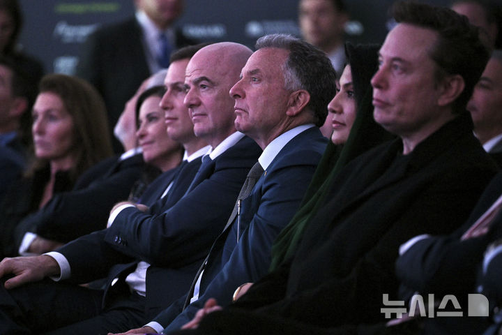 [마이애미=AP/뉴시스] 스티브 위트코프 미국 백악관 중동특사(가운데)가 지난 19일(현지 시간) 플로리다 마이애미비치에서 열린 미래투자구상(FII) 콘퍼런스에 참석한 모습. 2025.02.25.