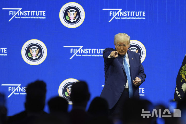 [마이애미=AP/뉴시스]도널드 트럼프 대통령이 지난 19일 미 플로리다 마이애미 비치에서 열린 미래투자이니셔티브(FII) 행사에 참석한 모습. 2025.02.21.
