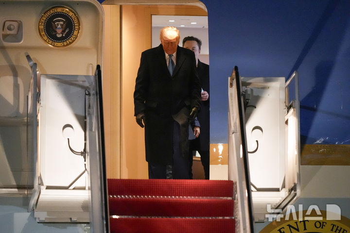 [앤드루스공군기지=AP/뉴시스] 도널드 트럼프 미국 대통령이 지난달 19일(현지시각) 메릴랜드 앤드루스 공군기지에 도착해 에어포스원에서 내리고 있다. 그의 뒤로 일론 머스크 테슬라 최고경영자(CEO) 모습이 보인다. 2025.03.03.