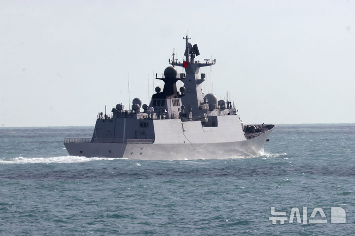[캔버라=AP/뉴시스] 중국 함대가 호주 동해안을 따라 항행하며 호주 배타적경제수역(EEZ)에 이례적으로 진입하는 등 모습을 보여 호주·뉴질랜드 군 당국이 긴장하며 감시에 나섰다. 호주 국방부가 제공한 사진으로, 중국 호위함 헝양함의 모습. 2025.02.20 
