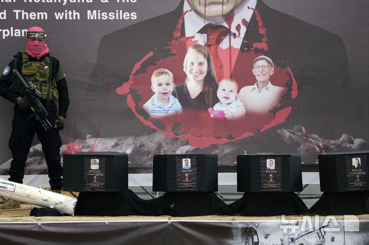 [가자지구=AP/뉴시스] 팔레스타인 무장단체 하마스가 20일(현지 시간) 가자지구 남부 칸 유니스에서 숨진 이스라엘 인질 4명의 관을 전시하고 있다. 하마스는 앞서 이스라엘 인질 시리 비바스와 두 아들 아리엘·크피르 비바스 그리고 오데드 리프시츠 등 4명의 시신을 돌려보냈다. 2025.02.21.