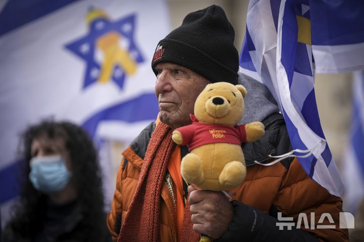 [텔아비브=AP/뉴시스] 20일(현지 시간) 이스라엘 텔아비브 인질 광장에서 이스라엘인들이 하마스에 억류됐다가 숨진 이스라엘 인질 4명의 시신이 송환되자 슬퍼하고 있다. 하마스는 앞서 이스라엘 인질 시리 비바스와 두 아들 아리엘·크피르 비바스 그리고 오데드 리프시츠 등 4명의 시신을 돌려보냈다. 2025.02.21.