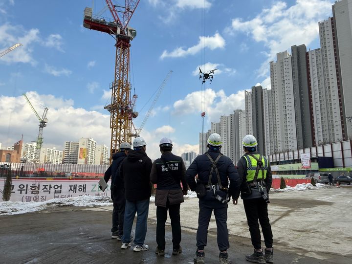 [수원=뉴시스] 드론을 활용한 현장 안전점검. (사진=경기도 제공) 2025.02.20. photo@newsis.com *재판매 및 DB 금지