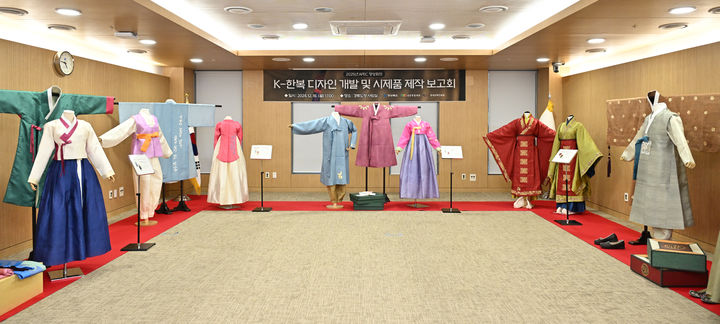 [안동=뉴시스] APEC_정상회의 기간에 자원봉사자들이 입을 한복 디자인. (사진=경북도 제공) 2025.02.20. photo@newsis.com *재판매 및 DB 금지