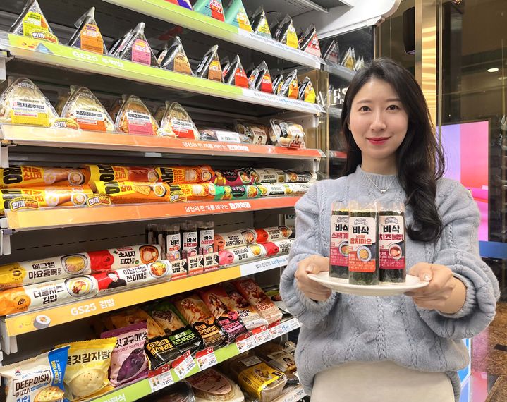 [서울=뉴시스] GS리테일이 운영하는 편의점 GS25가 4년 만에 '바삭 김밥' 시리즈를 업그레이드해 재출시한다고 20일 밝혔다. (사진=GS리테일 제공) *재판매 및 DB 금지
