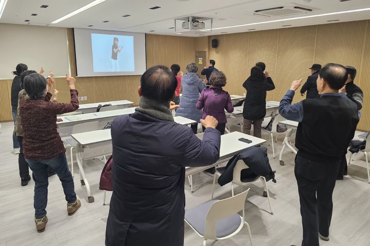 [부산=뉴시스] 하하센터 사하구 신평에서 뇌 건강지키기 프로그램이 진행되고 있다. (사진=부산시 제공) 2025.02.20. photo@newsis.com *재판매 및 DB 금지