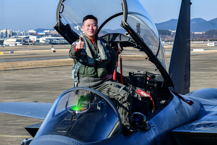 [서울=뉴시스] 2024년 공군 최우수 조종사에 선정된 F-15K 조성민 소령. (사진=공군 제공) 2025.02.20. photo@newsis.com *재판매 및 DB 금지