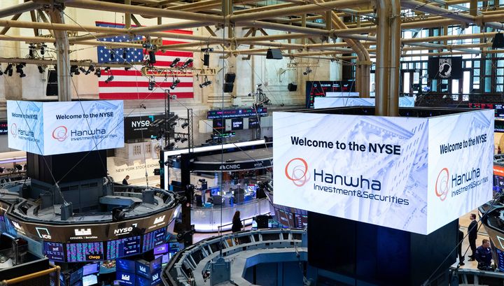 미국 뉴욕거래소 전광판에 한화투자증권 CI가 게시돼 있다. (사진=한화투자증권 제공) *재판매 및 DB 금지