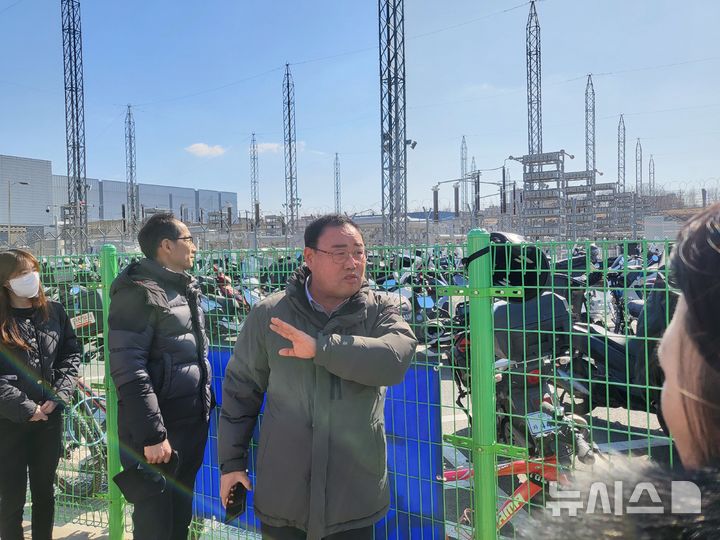 [용인=뉴시스] 원삼·평택 반도체 산단 현장 점검에 나서는 송종율 용인시 처인구청장. (사진=처인구 제공) 2025.02.20. photo@newsis.com