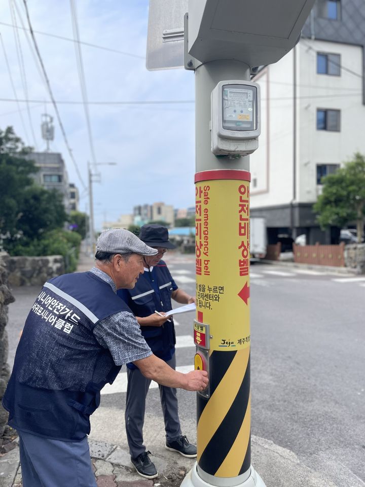 [제주=뉴시스]제주도가 지원하는 노인일자리 사업. (사진=제주도제공) photo@newsis.com *재판매 및 DB 금지