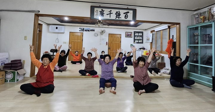 [밀양=뉴시스] 건강 아카데미 교실 라인댄스 프로그램 수업을 하고 있다. (사진=밀양시 제공) 2025.02.20. photo@newsis.com *재판매 및 DB 금지