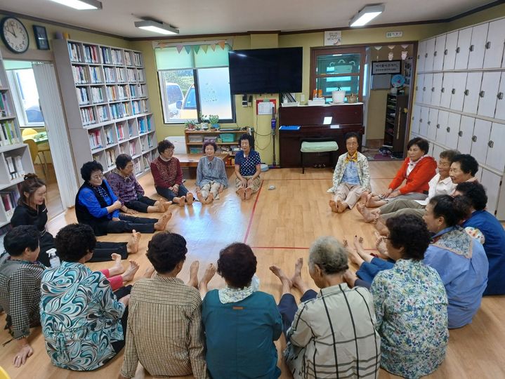 [밀양=뉴시스] 건강 아카데미 교실 발마사지 프로그램 수업을 하고 있다. (사진=밀양시 제공) 2025.02.20. photo@newsis.com *재판매 및 DB 금지