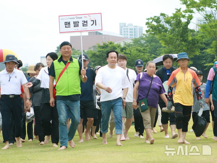 [오산=뉴시스] 지난 2024년 6월 오산천 맨발 걷기대회 모습. (사진=뉴시스 DB). photo@newsis.com 