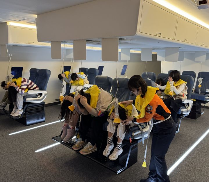 [제주=뉴시스] 제주안전체험관이 운영하는 항공 안전 체험 모습. (사진=제주안전체험관 제공) *재판매 및 DB 금지