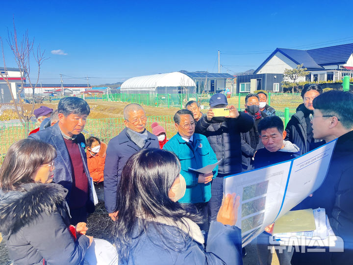 [완주=뉴시스] 성중기 완주군의원이 용진읍 시천마을 공공하수관로 현장 방문해 주민들의 민원 사항을 듣고 있다. *재판매 및 DB 금지