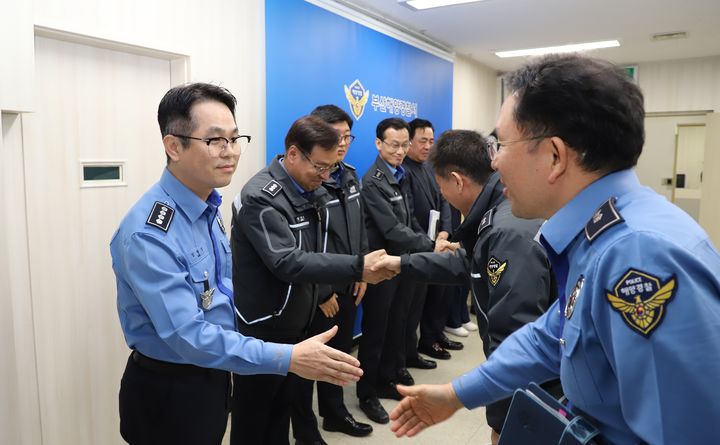 [부산=뉴시스] 20일 부산해양경찰서는 주요 보직자를 대상으로 한 신고식을 진행하고 있다. (사진=부산해경 제공) 2025.02.20. photo@newsis.com *재판매 및 DB 금지