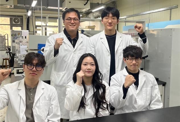 [천안=뉴시스] 한국기술교육대학교 에너지신소재공학과 심영석 교수(왼쪽 위부터 시계방향으로)와 학부생 박준하, 신도현, 이은솔, 염동욱 씨. (사진=한국기술교육대 제공) 2025.2.20 photo@newsis.com *재판매 및 DB 금지