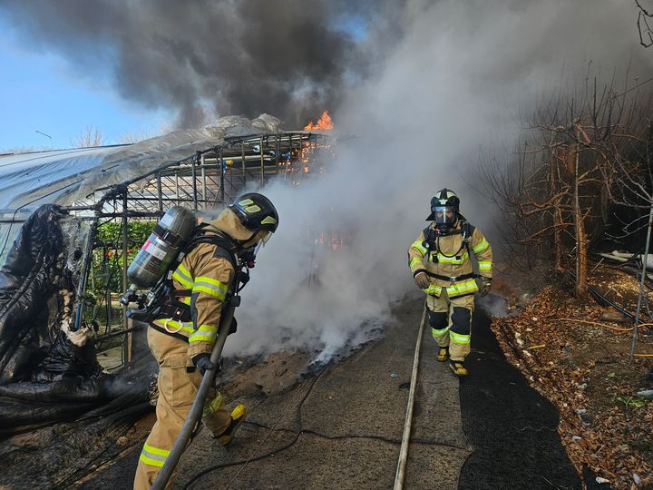 [밀양=뉴시스] 20일 오전 낮 12시2분께 경남 밀양시 상남면 기산리 한 비닐하우스에서 불이 나 소방대원들이 진화작업을 하고 있다. (사진=경남소방본부 제공) 2025.02.20. photo@newsis.com *재판매 및 DB 금지