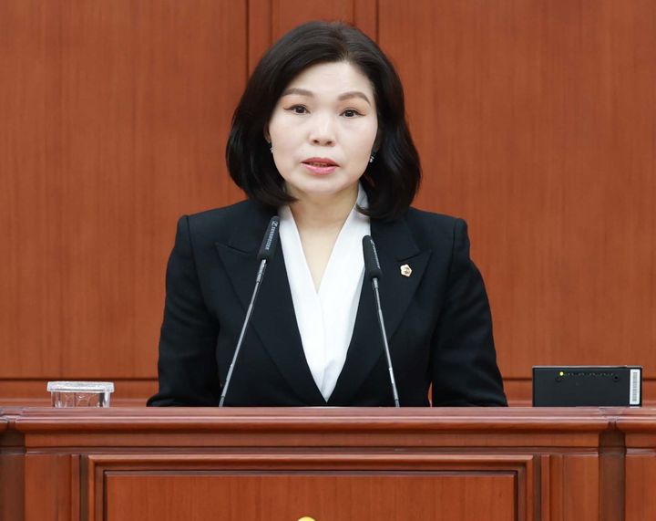 [대전=뉴시스] 조명휘 기자 = 이금선(국민의힘·유성구4) 대전시의원이 20일 열린 제284회 임시회 제2차 본회의에서 (가칭)하늘이법 제정을 포함한 이상동기 범죄 예방 및 피해 대책 마련을 촉구하는 대정부 건의안을 대표 발의하고 있다. (사진= 대전시의회 제공) 2025.02.20. photo@newsis.com *재판매 및 DB 금지