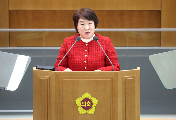 [수원=뉴시스] 지미연 경기도의회 의원이 20일 제382회 임시회 제3차 본회의에서 이재명 지사 시절 시행된 '극저신용대출' 관련 5분 자유발언을 하고 있다. (사진=경기도의회 제공) 2025.02.20. photo@newsis.com *재판매 및 DB 금지