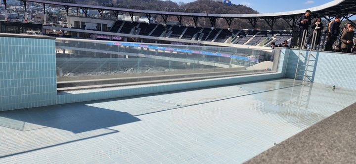 [대전=뉴시스]곽상훈 기자=프로야구 한화이글스 대전구장인 '대전 한화생명 볼 파크' 인피니트풀에서 내려다 본 야구장 전경. 2025.02. 20 kshoon0663@newsis.com *재판매 및 DB 금지