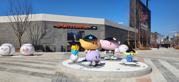 [대전=뉴시스]곽상훈 기자=한화이글스 대전구장인 '대전 한화생명 볼 파크' 입구에 세워져 있는 꿈씨 패밀리 조형물. 2025. 02. 20 khoon0663@newsis.com *재판매 및 DB 금지