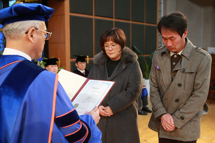 [대전=뉴시스] 목원대 채플에서 열린 ‘2024학년도 전기 학위수여식’에서 고 박가영씨 부모가 이희학 총장으로부터 명예졸업증서를 받고 있다. (사진=목원대 제공) 2025.02.20. photo.newsis.com *재판매 및 DB 금지