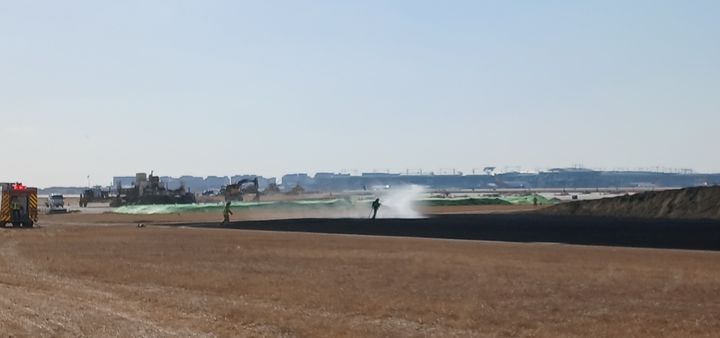 [인천=뉴시스] 20일 오전 11시15분께 인천시 중구 인천국제공항 제2활주로 녹지대 공사 현장에서 소방당국이 진화작업을 벌이고 있다. (사진=인천소방본부 제공) 2025.02.20. photo@newsis.com *재판매 및 DB 금지