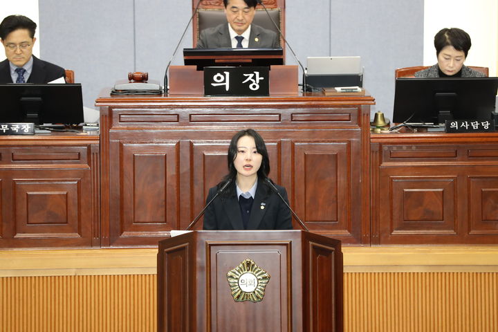 [울산=뉴시스] 20일 울산 남구의회 의사당 5층 본회의장에서 제267회 임시회 제2차 본회의가 진행된 가운데 김예나 의원이 5분 자유발언을 통해 전기차 충전시설과 전용주차구역 개선을 위한 정책을 제안하고 있다. (사진=울산 남구의회 제공) 2025.02.20. photo@newsis.com *재판매 및 DB 금지