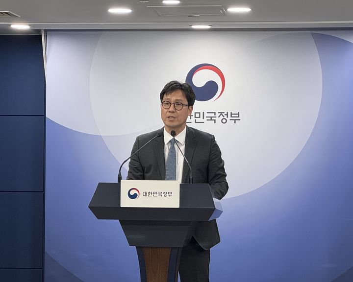 [서울=뉴시스] 윤정민 기자 = 이경우 국가인공지능위원회 지원단장이 20일 오후 서울 종로구 정부서울청사에서 열린 국가AI위원회 3차 회의 사후 브리핑을 진행하고 있다. 2025.02.20. alpaca@newsis.com *재판매 및 DB 금지