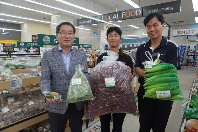 [강릉=뉴시스] 북강릉농협 이민수 조합장과 직원이 하나로마트 연곡점에 설치한 로컬푸드 매장에서 지역에서 생산한 신선한 농작물을 소비자들에게 소개하고 있다. (사진=북강릉농협 제공) photo@newsis.com 2025.02.20. *재판매 및 DB 금지