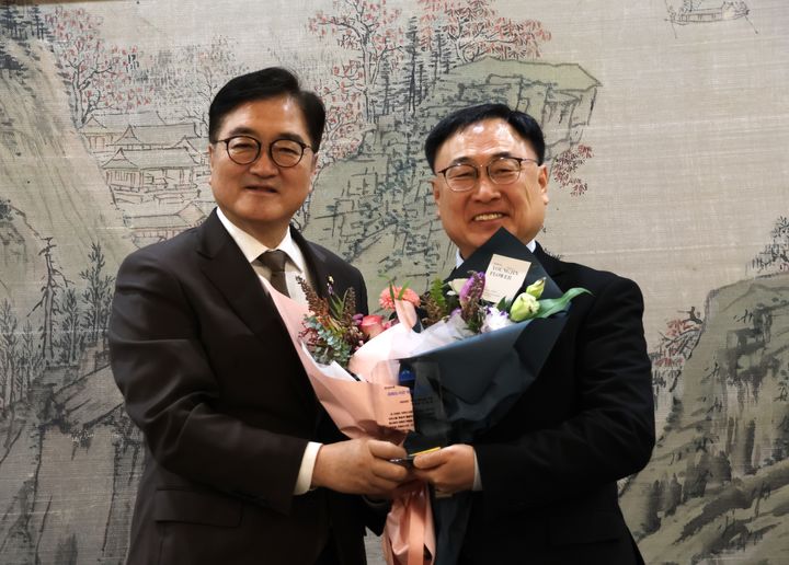 국회도서관 이용 최우수 의원상(전자도서관 이용 부문)을 수상한 이광희(오른쪽) 의원. (사진=이광희 의원실 제공) *재판매 및 DB 금지