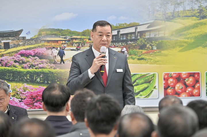 [공주=뉴시스] 설명하는 최원철 공주시장.(사진=공주시 제공) 2025.02.20. photo@newsis.com *재판매 및 DB 금지