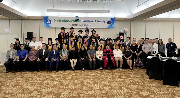 [천안=뉴시스] 찾아가는 졸업식 후 단체사진을 찍고 있다.(사진=백석대학교 제공)2025.02.20. photo@newsis.com *재판매 및 DB 금지